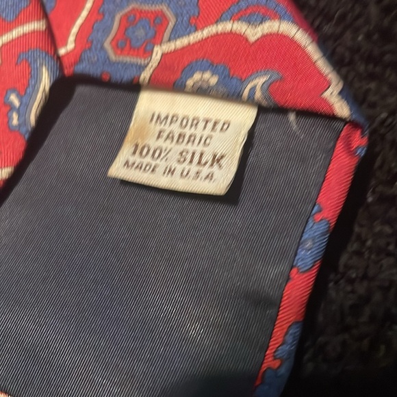 Great looking red paisley Men’s Necktie - Picture 4 of 4